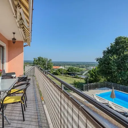 Kuca Legovic * Каштелир